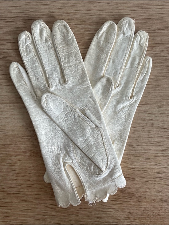 Sanger Harris Accessories - Vintage leather gloves silk lined 60s Sanger Harris cream bridal scalloped